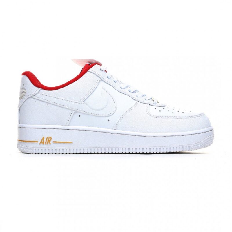 【AT3153】Nike Air Force 1 Low 40周年限定の空軍1低カットスニーカー。アイコニックな金属シューレースバックルとミッドソールのAirロゴには、金色が使用され、40周年記念の独特な属性が示されています。