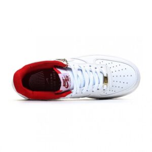 【AT3153】Nike Air Force 1 Low 40周年限定の空軍1低カットスニーカー。アイコニックな金属シューレースバックルとミッドソールのAirロゴには、金色が使用され、40周年記念の独特な属性が示されています。