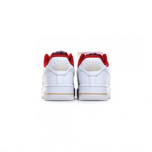 【AT3153】Nike Air Force 1 Low 40周年限定の空軍1低カットスニーカー。アイコニックな金属シューレースバックルとミッドソールのAirロゴには、金色が使用され、40周年記念の独特な属性が示されています。
