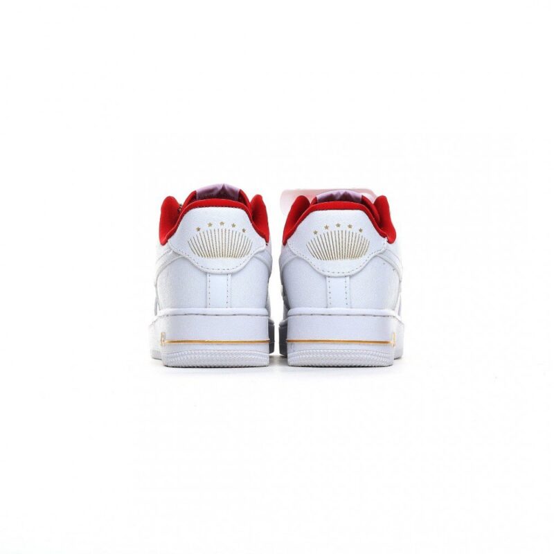 【AT3153】Nike Air Force 1 Low 40周年限定の空軍1低カットスニーカー。アイコニックな金属シューレースバックルとミッドソールのAirロゴには、金色が使用され、40周年記念の独特な属性が示されています。