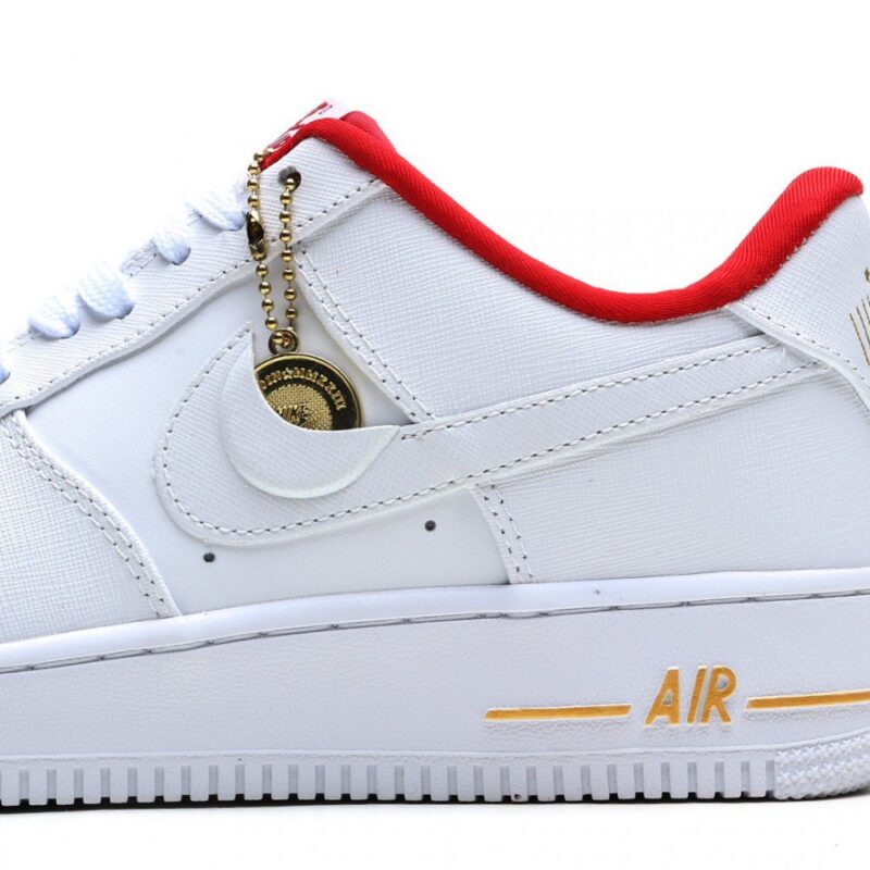 【AT3153】Nike Air Force 1 Low 40周年限定の空軍1低カットスニーカー。アイコニックな金属シューレースバックルとミッドソールのAirロゴには、金色が使用され、40周年記念の独特な属性が示されています。