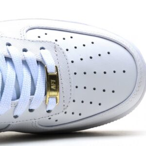 【AT3153】Nike Air Force 1 Low 40周年限定の空軍1低カットスニーカー。アイコニックな金属シューレースバックルとミッドソールのAirロゴには、金色が使用され、40周年記念の独特な属性が示されています。