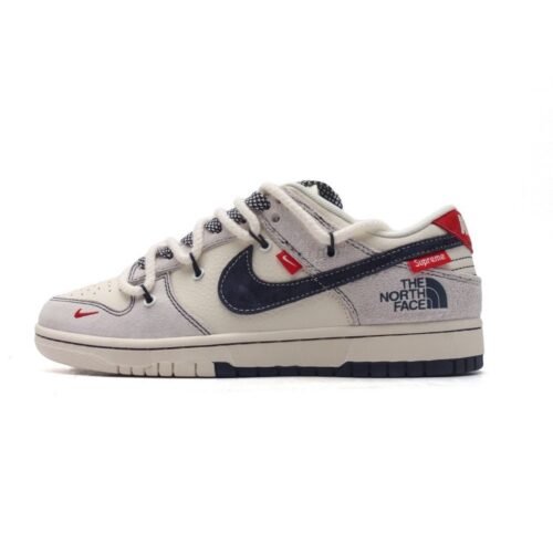 【AT3172】Nike x The North Face x Supremeが手掛けた、Nike Dunk Low Retroスニーカーは、解体されたベルトストラップと二重のシューレースが特徴です。