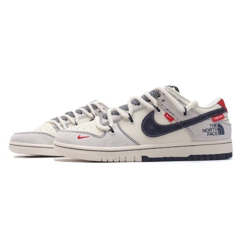 【AT3172】Nike x The North Face x Supremeが手掛けた、Nike Dunk Low Retroスニーカーは、解体されたベルトストラップと二重のシューレースが特徴です。