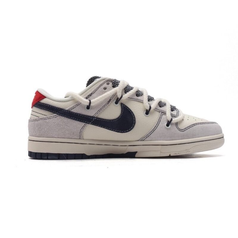 【AT3172】Nike x The North Face x Supremeが手掛けた、Nike Dunk Low Retroスニーカーは、解体されたベルトストラップと二重のシューレースが特徴です。