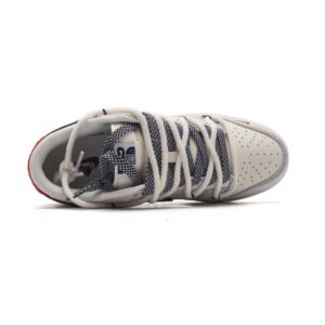 【AT3172】Nike x The North Face x Supremeが手掛けた、Nike Dunk Low Retroスニーカーは、解体されたベルトストラップと二重のシューレースが特徴です。