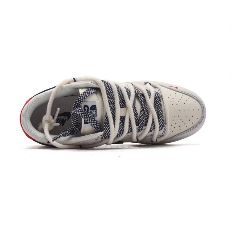 【AT3172】Nike x The North Face x Supremeが手掛けた、Nike Dunk Low Retroスニーカーは、解体されたベルトストラップと二重のシューレースが特徴です。