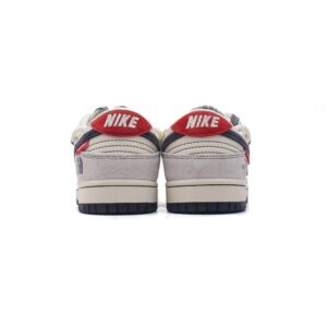 【AT3172】Nike x The North Face x Supremeが手掛けた、Nike Dunk Low Retroスニーカーは、解体されたベルトストラップと二重のシューレースが特徴です。