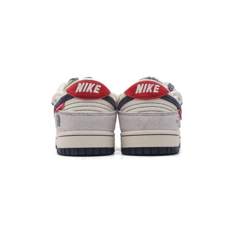 【AT3172】Nike x The North Face x Supremeが手掛けた、Nike Dunk Low Retroスニーカーは、解体されたベルトストラップと二重のシューレースが特徴です。