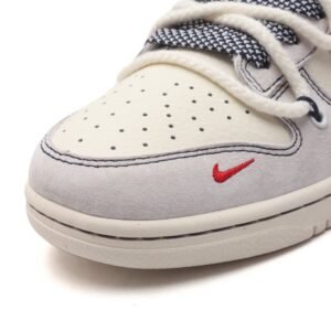 【AT3172】Nike x The North Face x Supremeが手掛けた、Nike Dunk Low Retroスニーカーは、解体されたベルトストラップと二重のシューレースが特徴です。