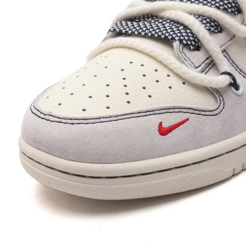 【AT3172】Nike x The North Face x Supremeが手掛けた、Nike Dunk Low Retroスニーカーは、解体されたベルトストラップと二重のシューレースが特徴です。