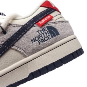 【AT3172】Nike x The North Face x Supremeが手掛けた、Nike Dunk Low Retroスニーカーは、解体されたベルトストラップと二重のシューレースが特徴です。