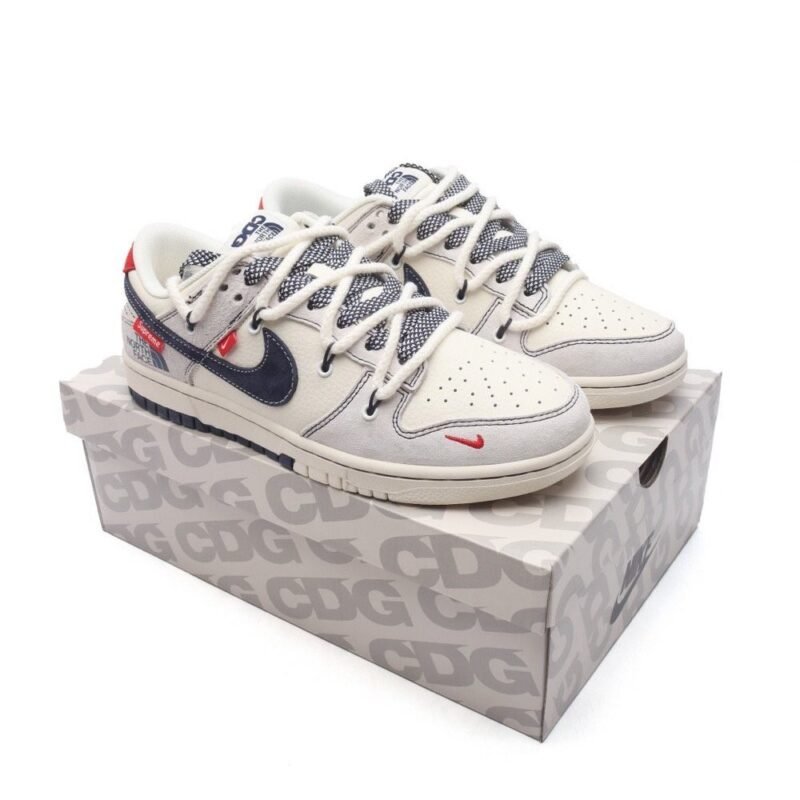 【AT3172】Nike x The North Face x Supremeが手掛けた、Nike Dunk Low Retroスニーカーは、解体されたベルトストラップと二重のシューレースが特徴です。