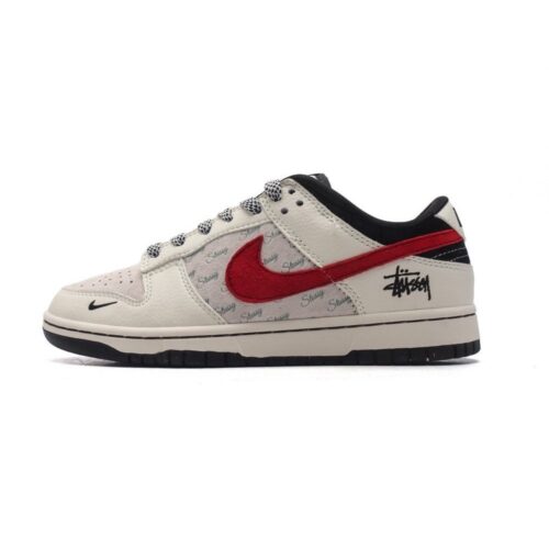 【AT3174】Nike x StussyのNike Dunk Low Retro スニーカーは、レトロなデザインが特徴のスポーツシューズです。