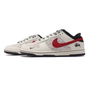 【AT3174】Nike x StussyのNike Dunk Low Retro スニーカーは、レトロなデザインが特徴のスポーツシューズです。