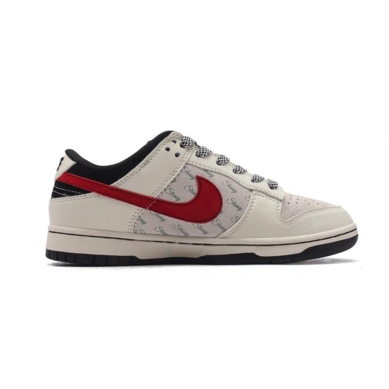【AT3174】Nike x StussyのNike Dunk Low Retro スニーカーは、レトロなデザインが特徴のスポーツシューズです。