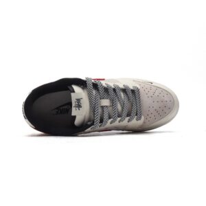 【AT3174】Nike x StussyのNike Dunk Low Retro スニーカーは、レトロなデザインが特徴のスポーツシューズです。