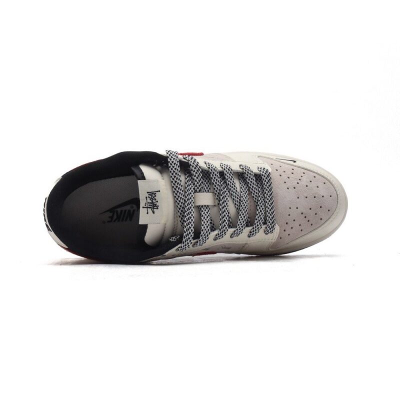 【AT3174】Nike x StussyのNike Dunk Low Retro スニーカーは、レトロなデザインが特徴のスポーツシューズです。