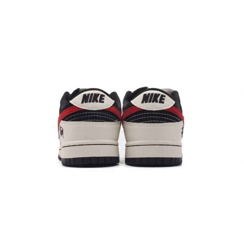 【AT3174】Nike x StussyのNike Dunk Low Retro スニーカーは、レトロなデザインが特徴のスポーツシューズです。