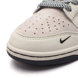 【AT3174】Nike x StussyのNike Dunk Low Retro スニーカーは、レトロなデザインが特徴のスポーツシューズです。