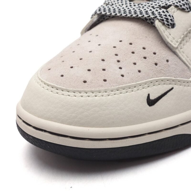 【AT3174】Nike x StussyのNike Dunk Low Retro スニーカーは、レトロなデザインが特徴のスポーツシューズです。
