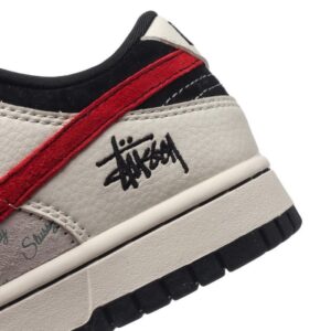 【AT3174】Nike x StussyのNike Dunk Low Retro スニーカーは、レトロなデザインが特徴のスポーツシューズです。