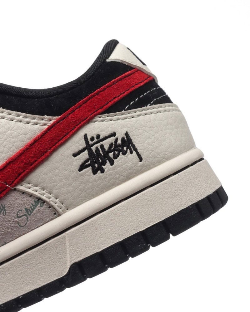 【AT3174】Nike x StussyのNike Dunk Low Retro スニーカーは、レトロなデザインが特徴のスポーツシューズです。