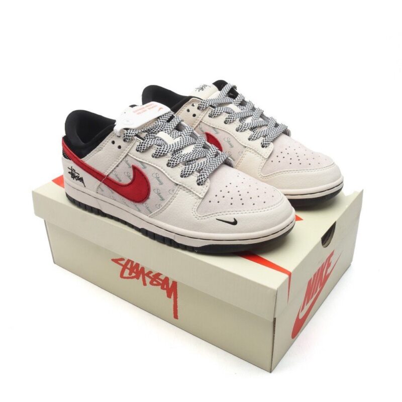 【AT3174】Nike x StussyのNike Dunk Low Retro スニーカーは、レトロなデザインが特徴のスポーツシューズです。
