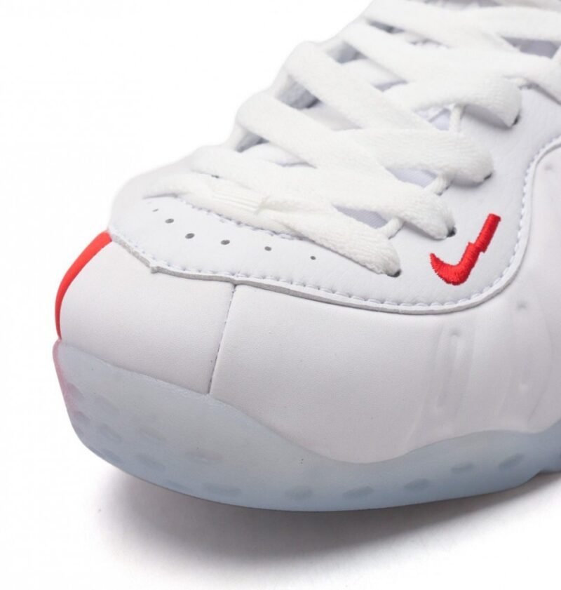 【AT3175】Nike Air Foamposite one は、ファッショナブルでスポーティなバスケットボールシューズであり、コート内のガードプレーヤーのための戦闘靴です。