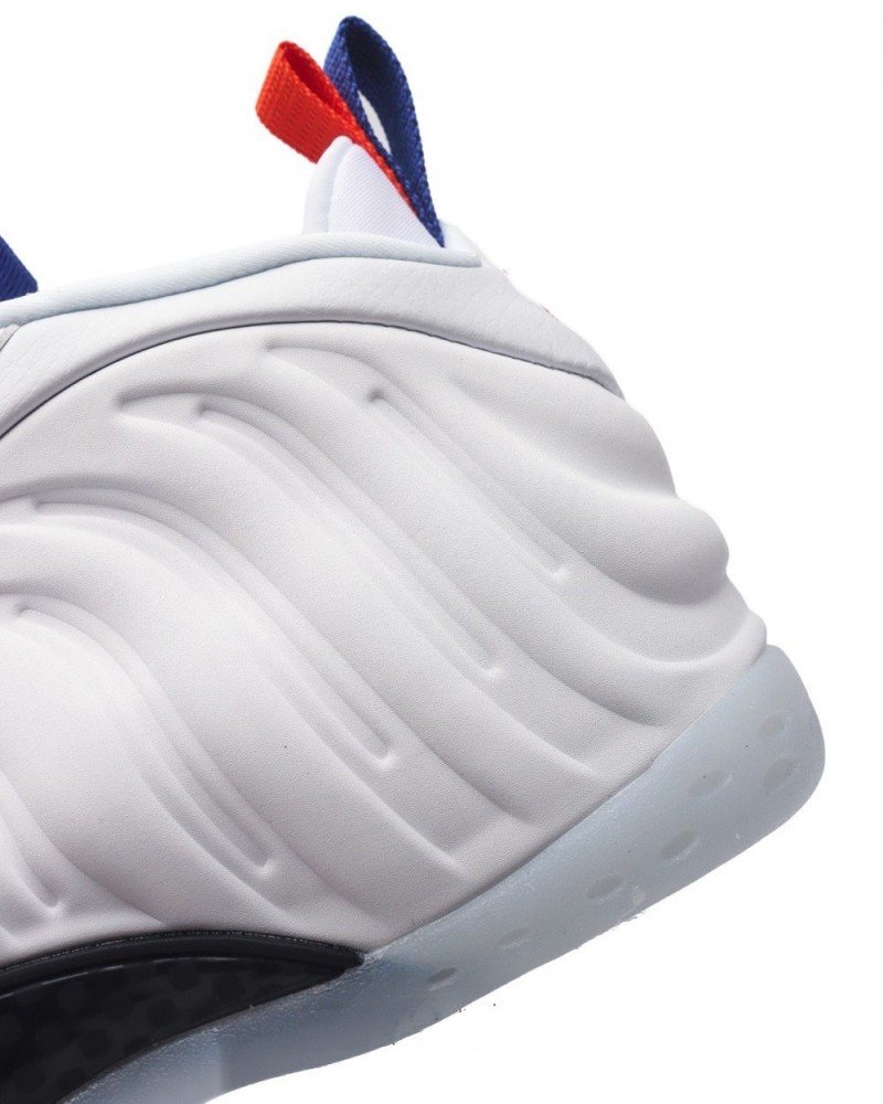 【AT3175】Nike Air Foamposite one は、ファッショナブルでスポーティなバスケットボールシューズであり、コート内のガードプレーヤーのための戦闘靴です。