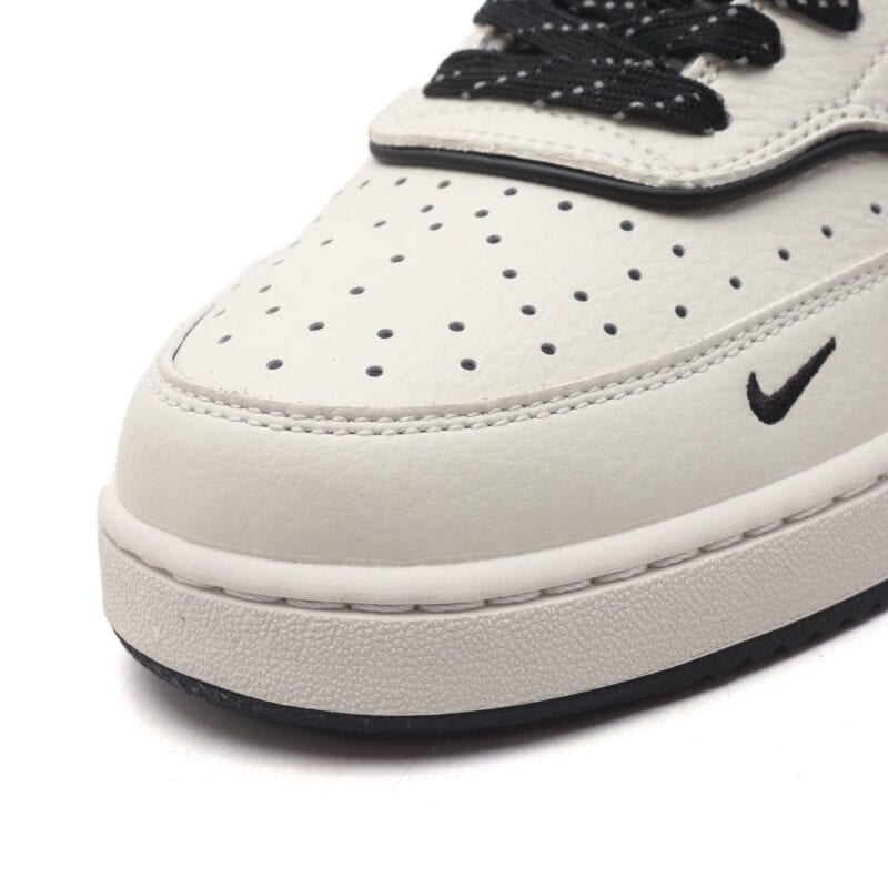 【AT3183】LV x Nike Nike Court Vision Loは、80年代のレトロバスケットボールシューズを継承し、カレッジ風のディテールを加えたロープロファイルのスポーツシューズです。