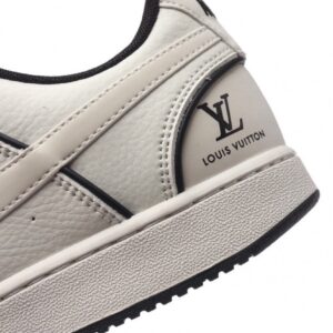 【AT3183】LV x Nike Nike Court Vision Loは、80年代のレトロバスケットボールシューズを継承し、カレッジ風のディテールを加えたロープロファイルのスポーツシューズです。