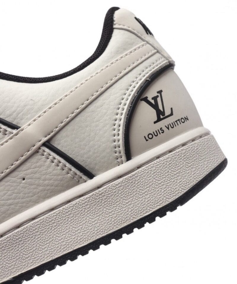 【AT3183】LV x Nike Nike Court Vision Loは、80年代のレトロバスケットボールシューズを継承し、カレッジ風のディテールを加えたロープロファイルのスポーツシューズです。