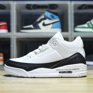 【AT3187】Nike Jordan/ジョーダンは、柔らかい皮革と牛剖皮革の組み合わせで作られており、中敷きにはデオドラント効果のある素材が使用されています。また、ヒールカウンターや注入成形の効果による正確な位置付け、そして中底には窓付きのPU製Airクッションが搭載されています。