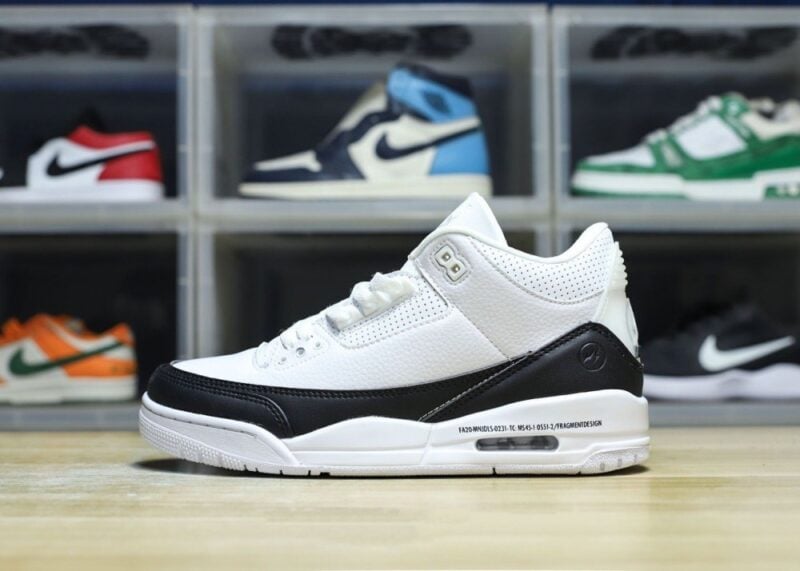 【AT3187】Nike Jordan/ジョーダンは、柔らかい皮革と牛剖皮革の組み合わせで作られており、中敷きにはデオドラント効果のある素材が使用されています。また、ヒールカウンターや注入成形の効果による正確な位置付け、そして中底には窓付きのPU製Airクッションが搭載されています。