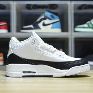 【AT3187】Nike Jordan/ジョーダンは、柔らかい皮革と牛剖皮革の組み合わせで作られており、中敷きにはデオドラント効果のある素材が使用されています。また、ヒールカウンターや注入成形の効果による正確な位置付け、そして中底には窓付きのPU製Airクッションが搭載されています。