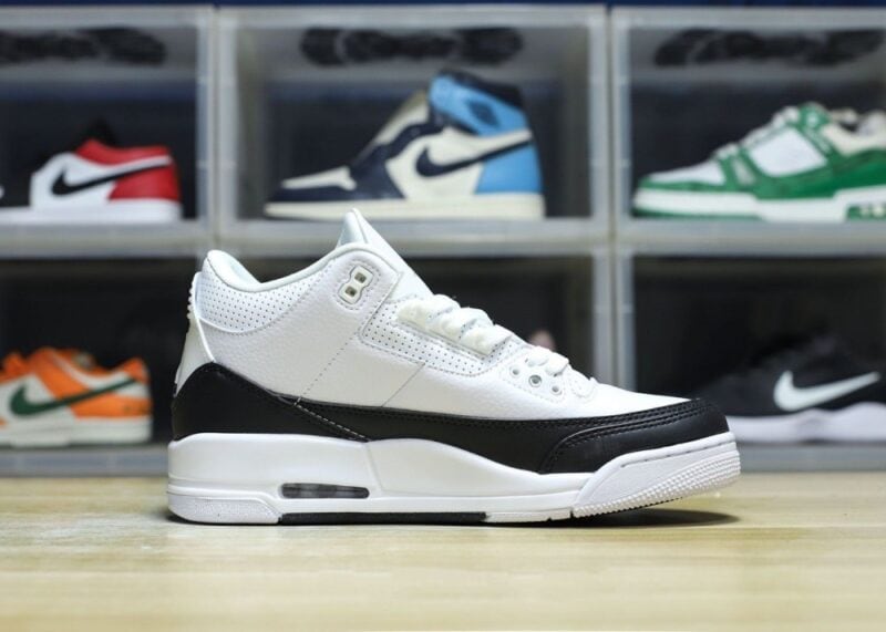 【AT3187】Nike Jordan/ジョーダンは、柔らかい皮革と牛剖皮革の組み合わせで作られており、中敷きにはデオドラント効果のある素材が使用されています。また、ヒールカウンターや注入成形の効果による正確な位置付け、そして中底には窓付きのPU製Airクッションが搭載されています。