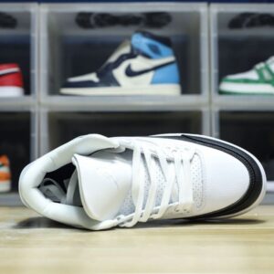 【AT3187】Nike Jordan/ジョーダンは、柔らかい皮革と牛剖皮革の組み合わせで作られており、中敷きにはデオドラント効果のある素材が使用されています。また、ヒールカウンターや注入成形の効果による正確な位置付け、そして中底には窓付きのPU製Airクッションが搭載されています。