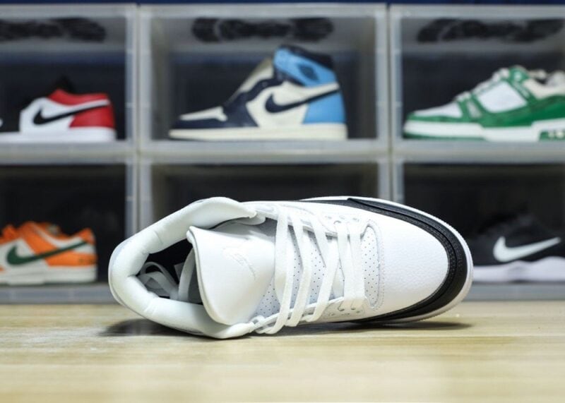 【AT3187】Nike Jordan/ジョーダンは、柔らかい皮革と牛剖皮革の組み合わせで作られており、中敷きにはデオドラント効果のある素材が使用されています。また、ヒールカウンターや注入成形の効果による正確な位置付け、そして中底には窓付きのPU製Airクッションが搭載されています。