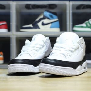 【AT3187】Nike Jordan/ジョーダンは、柔らかい皮革と牛剖皮革の組み合わせで作られており、中敷きにはデオドラント効果のある素材が使用されています。また、ヒールカウンターや注入成形の効果による正確な位置付け、そして中底には窓付きのPU製Airクッションが搭載されています。