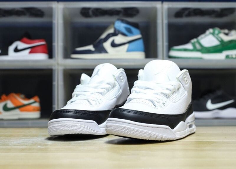 【AT3187】Nike Jordan/ジョーダンは、柔らかい皮革と牛剖皮革の組み合わせで作られており、中敷きにはデオドラント効果のある素材が使用されています。また、ヒールカウンターや注入成形の効果による正確な位置付け、そして中底には窓付きのPU製Airクッションが搭載されています。