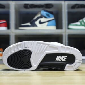 【AT3187】Nike Jordan/ジョーダンは、柔らかい皮革と牛剖皮革の組み合わせで作られており、中敷きにはデオドラント効果のある素材が使用されています。また、ヒールカウンターや注入成形の効果による正確な位置付け、そして中底には窓付きのPU製Airクッションが搭載されています。