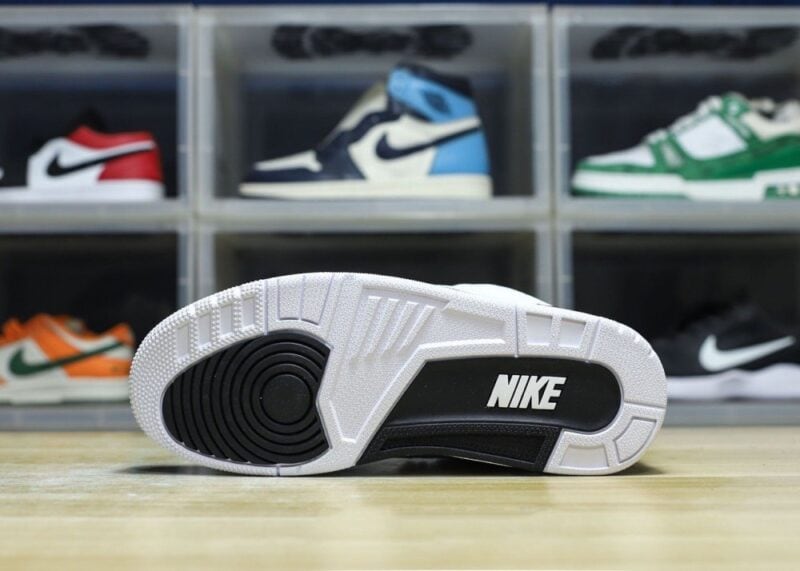 【AT3187】Nike Jordan/ジョーダンは、柔らかい皮革と牛剖皮革の組み合わせで作られており、中敷きにはデオドラント効果のある素材が使用されています。また、ヒールカウンターや注入成形の効果による正確な位置付け、そして中底には窓付きのPU製Airクッションが搭載されています。