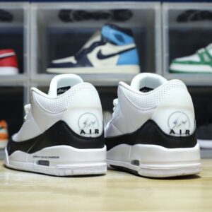 【AT3187】Nike Jordan/ジョーダンは、柔らかい皮革と牛剖皮革の組み合わせで作られており、中敷きにはデオドラント効果のある素材が使用されています。また、ヒールカウンターや注入成形の効果による正確な位置付け、そして中底には窓付きのPU製Airクッションが搭載されています。