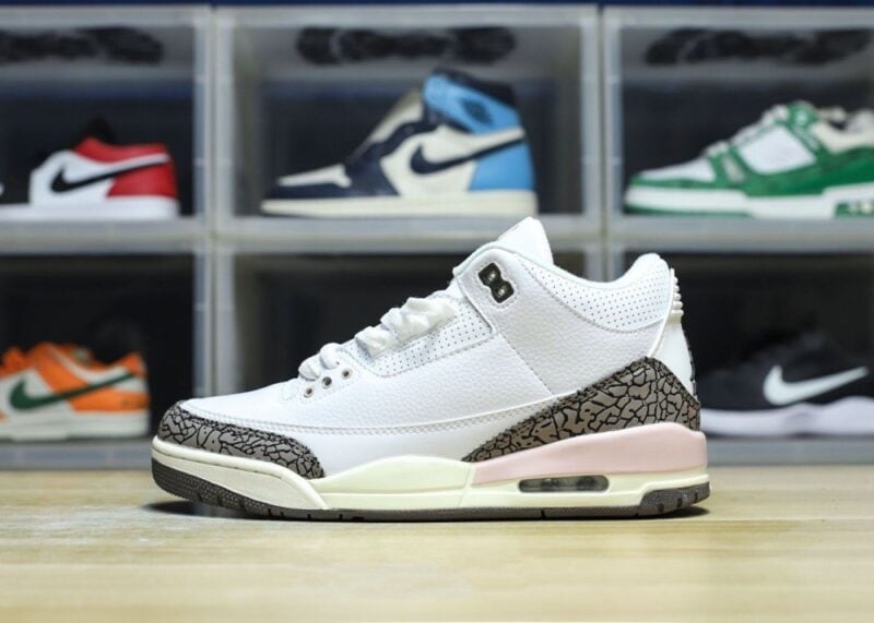 【AT3188】Nike Air Jordan 3 Retro OG"Black Cement" ジョーダンは柔らかい革と牛革を組み合わせた素材を使用しています。インソールにはオルソレーションの消臭剤が使われており、ヒールやソールの位置が正確に定められています。ミッドソールには窓付きのエアクッションが内蔵されています。