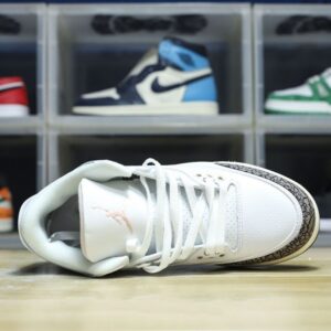 【AT3188】Nike Air Jordan 3 Retro OG"Black Cement" ジョーダンは柔らかい革と牛革を組み合わせた素材を使用しています。インソールにはオルソレーションの消臭剤が使われており、ヒールやソールの位置が正確に定められています。ミッドソールには窓付きのエアクッションが内蔵されています。