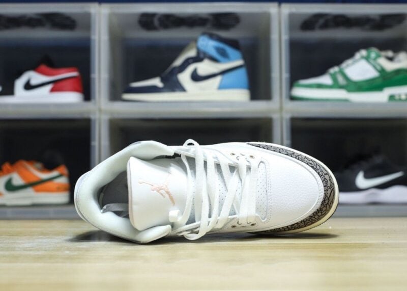 【AT3188】Nike Air Jordan 3 Retro OG"Black Cement" ジョーダンは柔らかい革と牛革を組み合わせた素材を使用しています。インソールにはオルソレーションの消臭剤が使われており、ヒールやソールの位置が正確に定められています。ミッドソールには窓付きのエアクッションが内蔵されています。