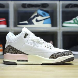 【AT3188】Nike Air Jordan 3 Retro OG"Black Cement" ジョーダンは柔らかい革と牛革を組み合わせた素材を使用しています。インソールにはオルソレーションの消臭剤が使われており、ヒールやソールの位置が正確に定められています。ミッドソールには窓付きのエアクッションが内蔵されています。