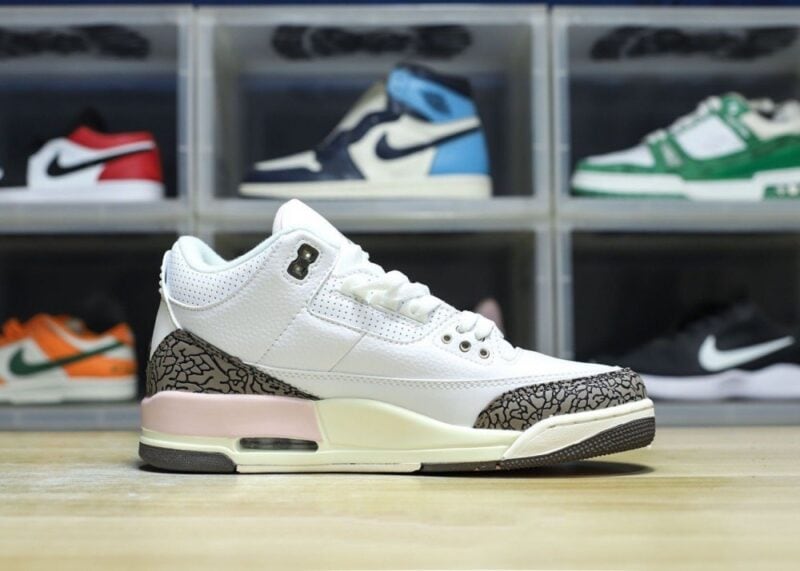 【AT3188】Nike Air Jordan 3 Retro OG"Black Cement" ジョーダンは柔らかい革と牛革を組み合わせた素材を使用しています。インソールにはオルソレーションの消臭剤が使われており、ヒールやソールの位置が正確に定められています。ミッドソールには窓付きのエアクッションが内蔵されています。