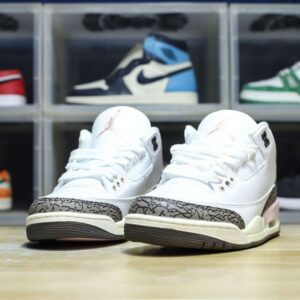 【AT3188】Nike Air Jordan 3 Retro OG"Black Cement" ジョーダンは柔らかい革と牛革を組み合わせた素材を使用しています。インソールにはオルソレーションの消臭剤が使われており、ヒールやソールの位置が正確に定められています。ミッドソールには窓付きのエアクッションが内蔵されています。
